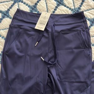 Halara cuffed workout joggers. Size medium. Navy Blue